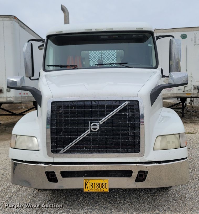 image for item ME9052 2012 Volvo VN  semi truck