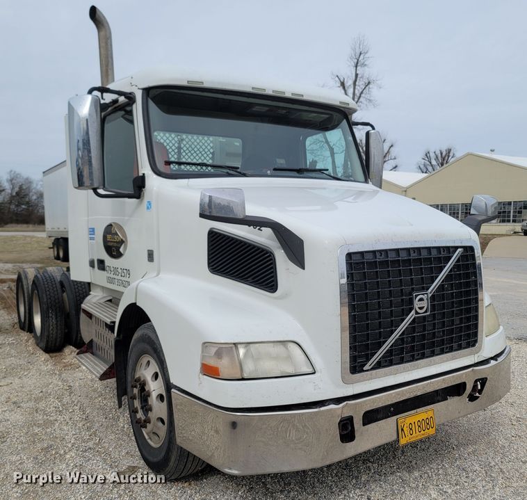 image for item ME9052 2012 Volvo VN  semi truck