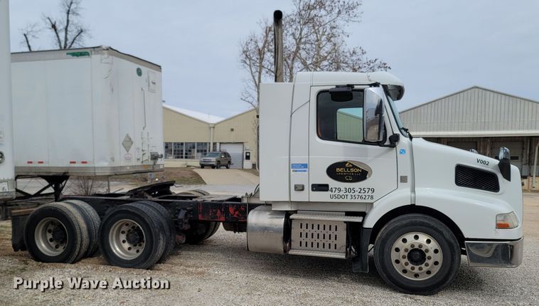 image for item ME9052 2012 Volvo VN  semi truck