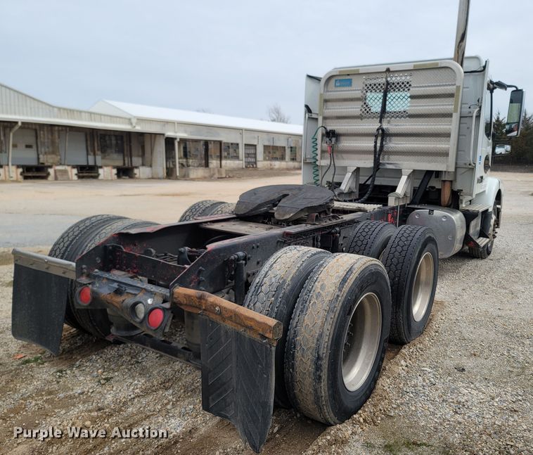 image for item ME9052 2012 Volvo VN  semi truck