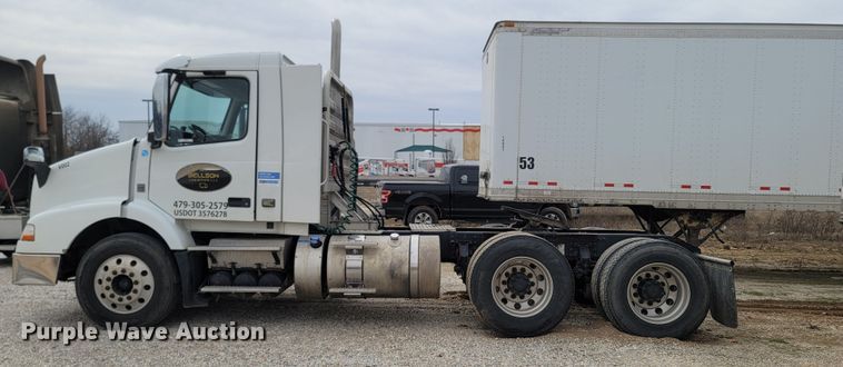 image for item ME9052 2012 Volvo VN  semi truck