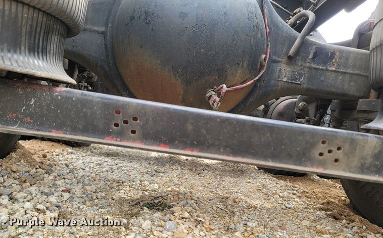 image for item ME9052 2012 Volvo VN  semi truck