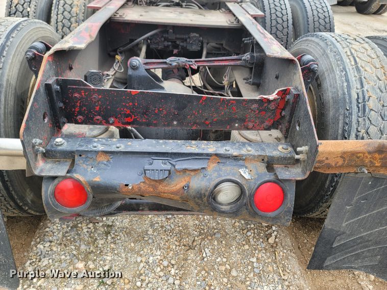 image for item ME9052 2012 Volvo VN  semi truck