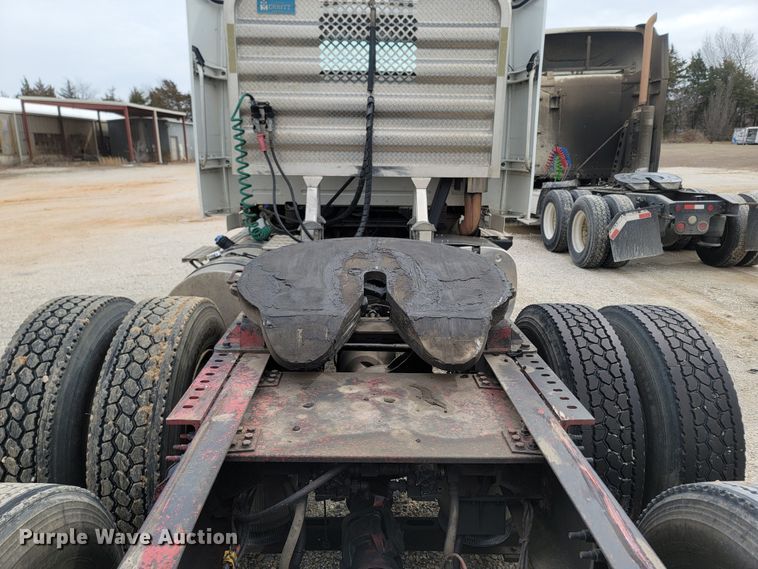 image for item ME9052 2012 Volvo VN  semi truck