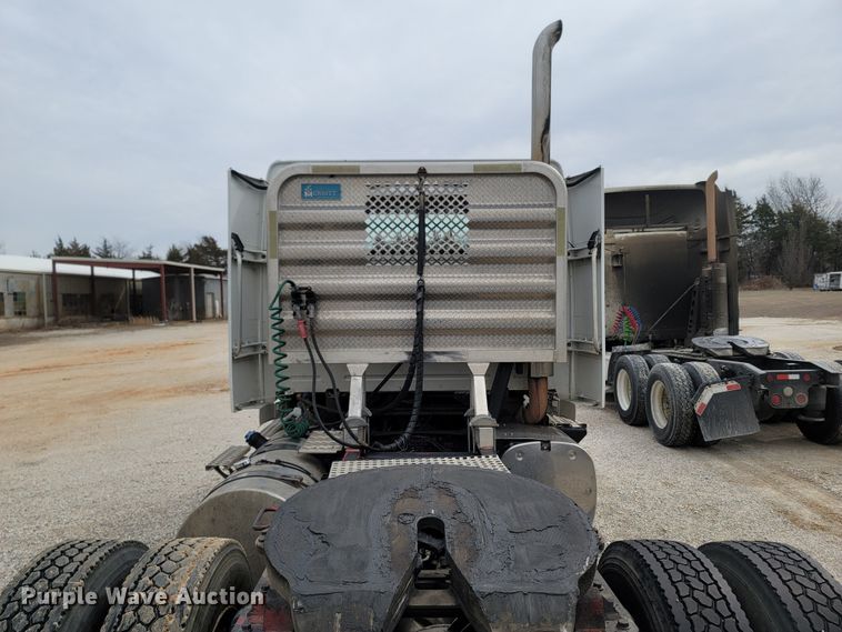 image for item ME9052 2012 Volvo VN  semi truck