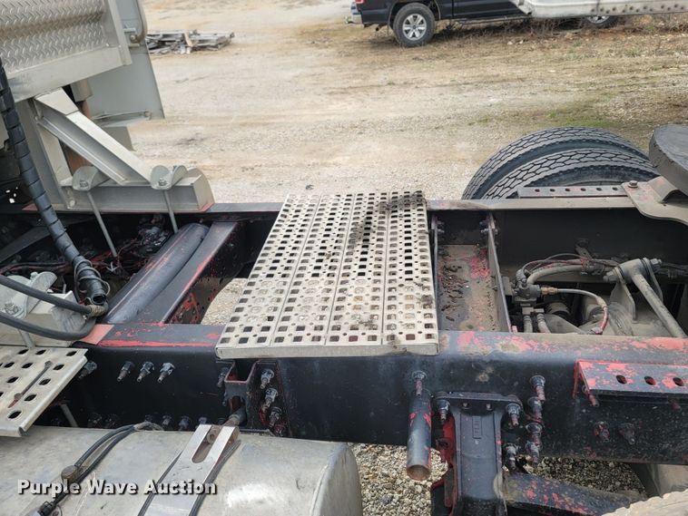 image for item ME9052 2012 Volvo VN  semi truck