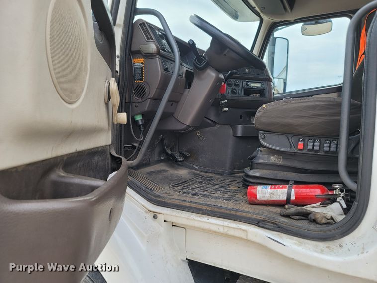 image for item ME9052 2012 Volvo VN  semi truck