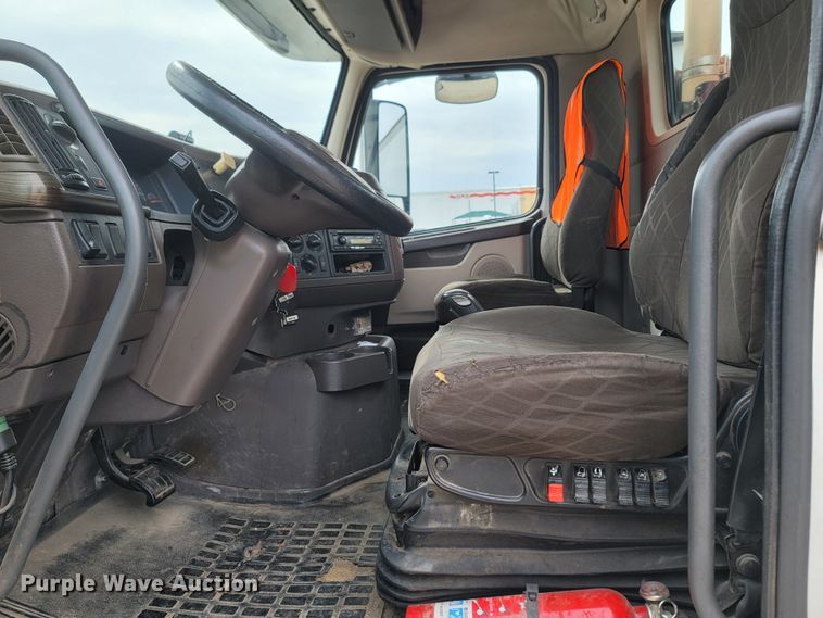 image for item ME9052 2012 Volvo VN  semi truck