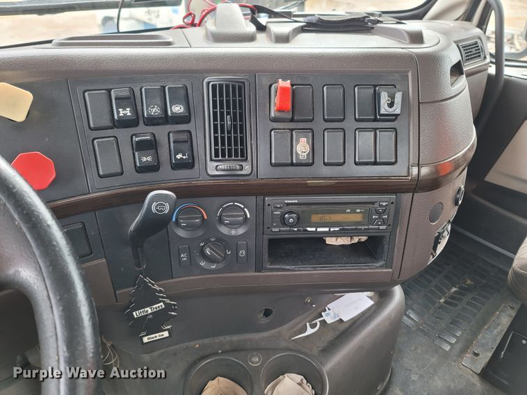 image for item ME9052 2012 Volvo VN  semi truck