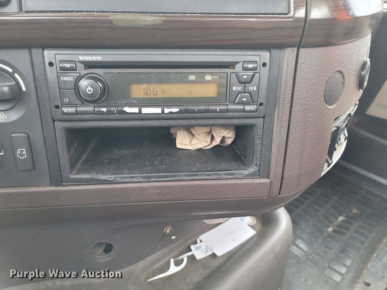 image for item ME9052 2012 Volvo VN  semi truck