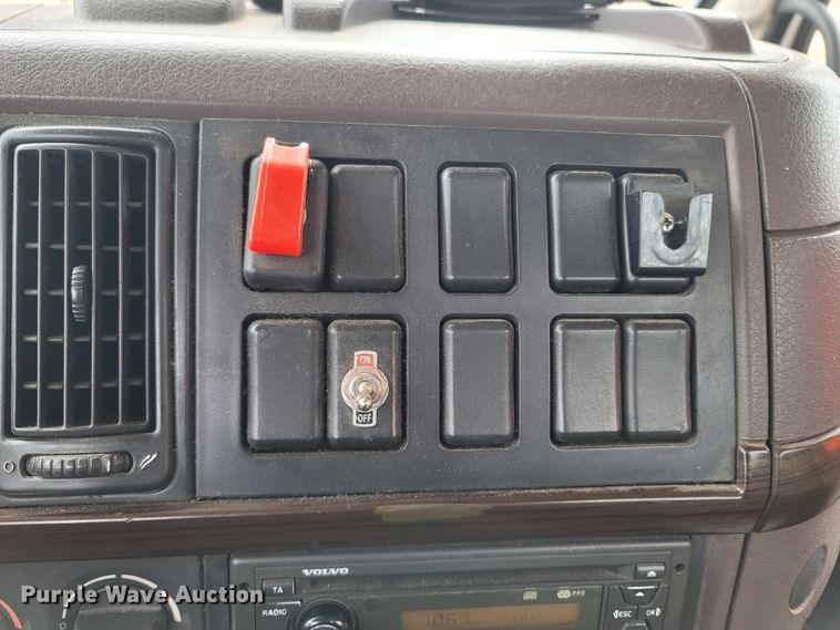 image for item ME9052 2012 Volvo VN  semi truck