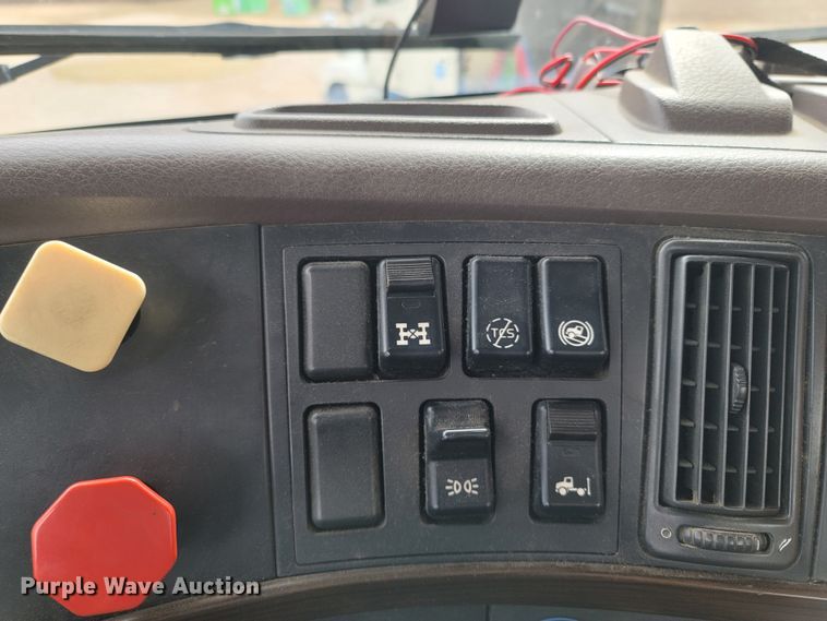 image for item ME9052 2012 Volvo VN  semi truck