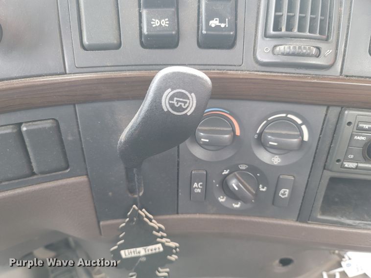 image for item ME9052 2012 Volvo VN  semi truck