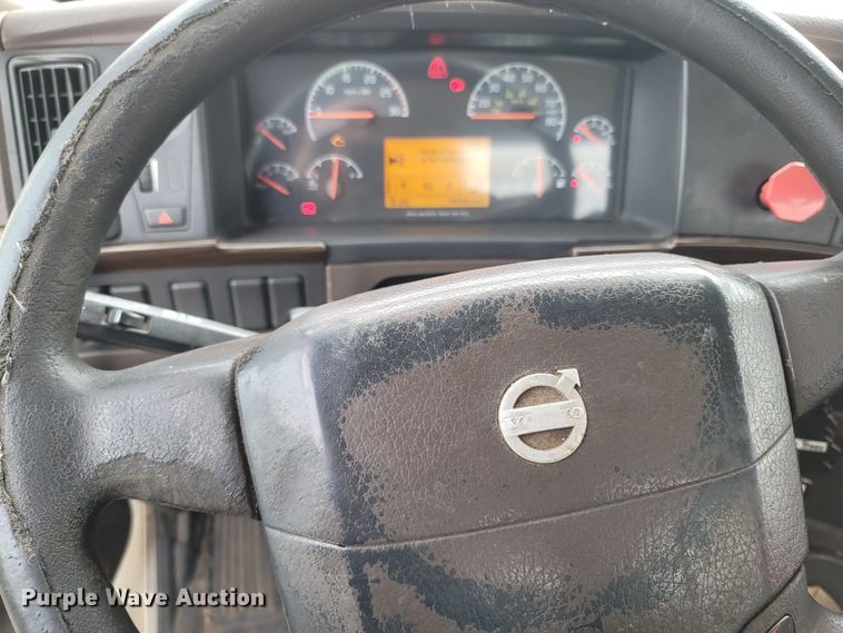 image for item ME9052 2012 Volvo VN  semi truck