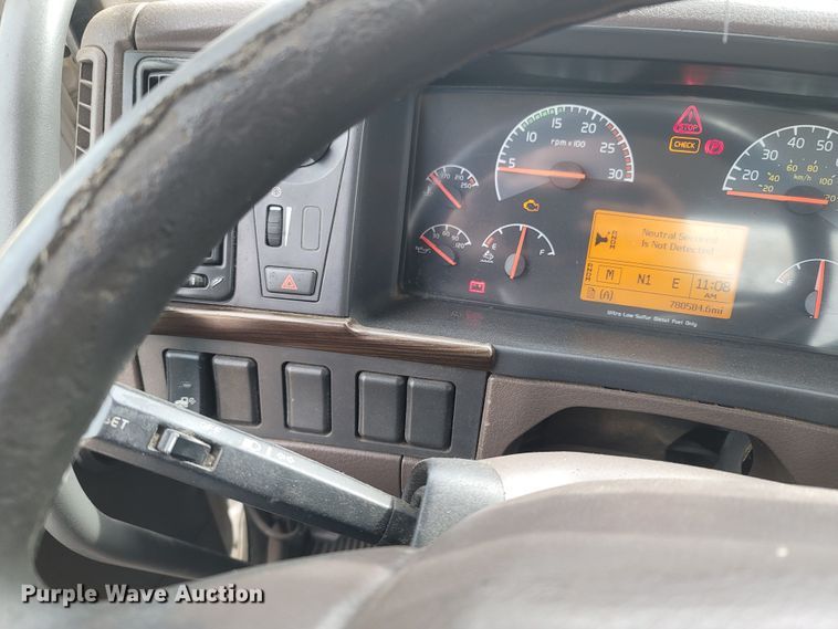 image for item ME9052 2012 Volvo VN  semi truck