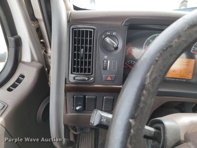 image for item ME9052 2012 Volvo VN  semi truck