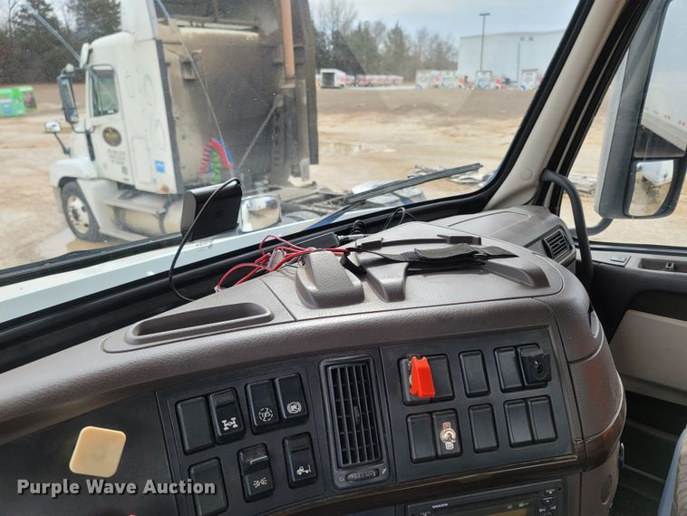 image for item ME9052 2012 Volvo VN  semi truck