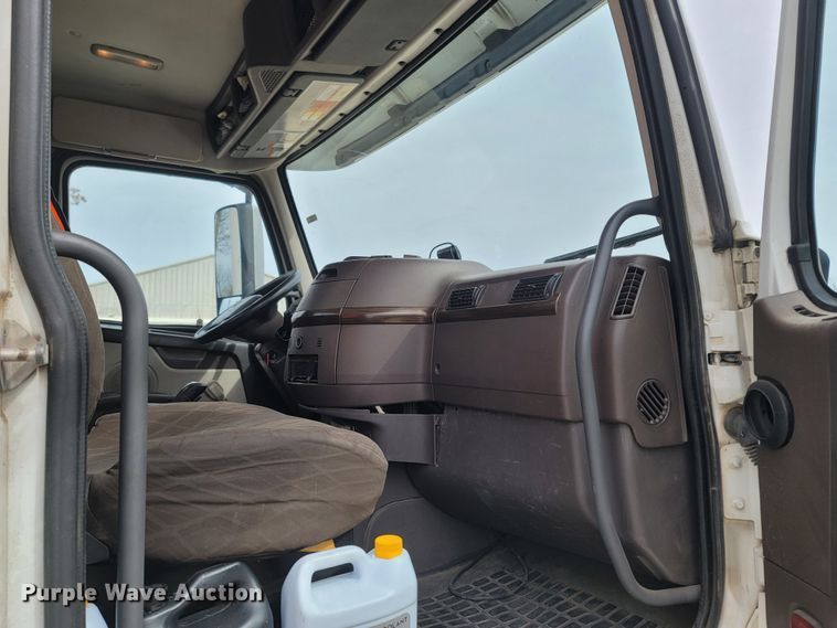 image for item ME9052 2012 Volvo VN  semi truck