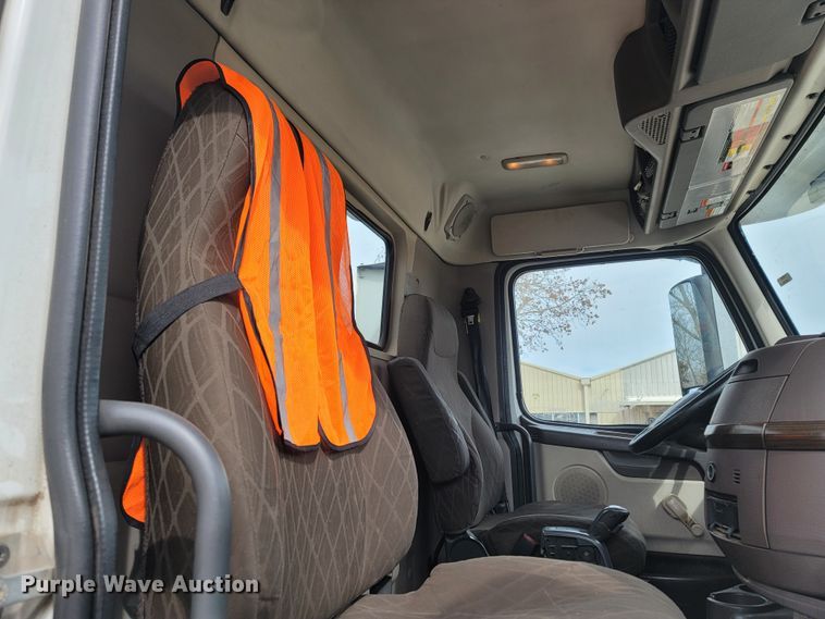 image for item ME9052 2012 Volvo VN  semi truck