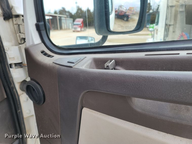 image for item ME9052 2012 Volvo VN  semi truck