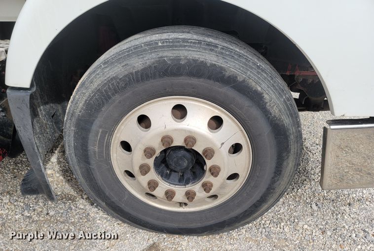 image for item ME9052 2012 Volvo VN  semi truck