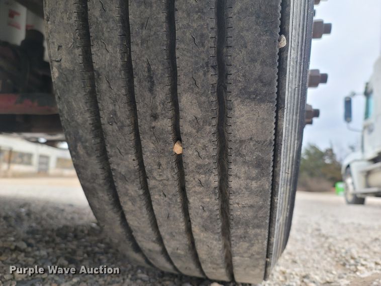 image for item ME9052 2012 Volvo VN  semi truck