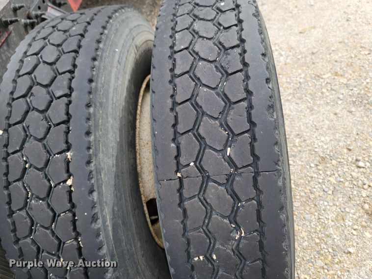 image for item ME9052 2012 Volvo VN  semi truck