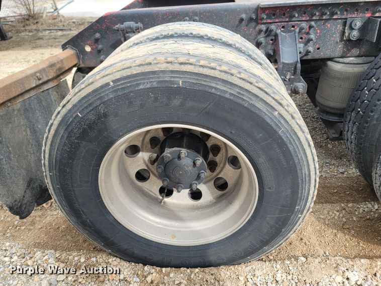 image for item ME9052 2012 Volvo VN  semi truck