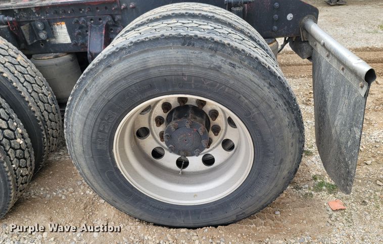 image for item ME9052 2012 Volvo VN  semi truck