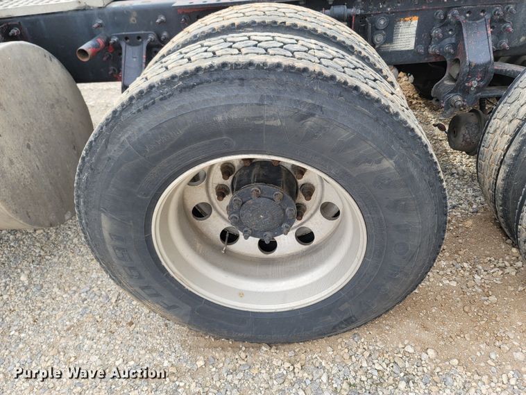 image for item ME9052 2012 Volvo VN  semi truck