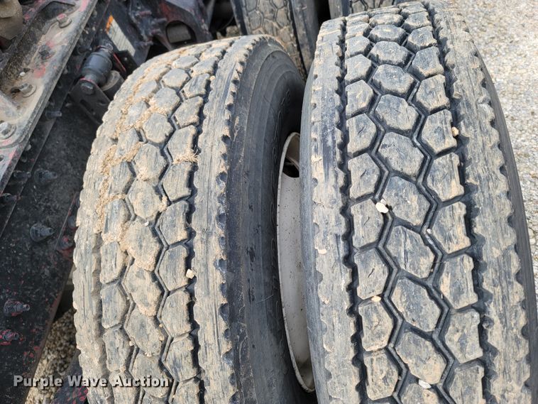 image for item ME9052 2012 Volvo VN  semi truck