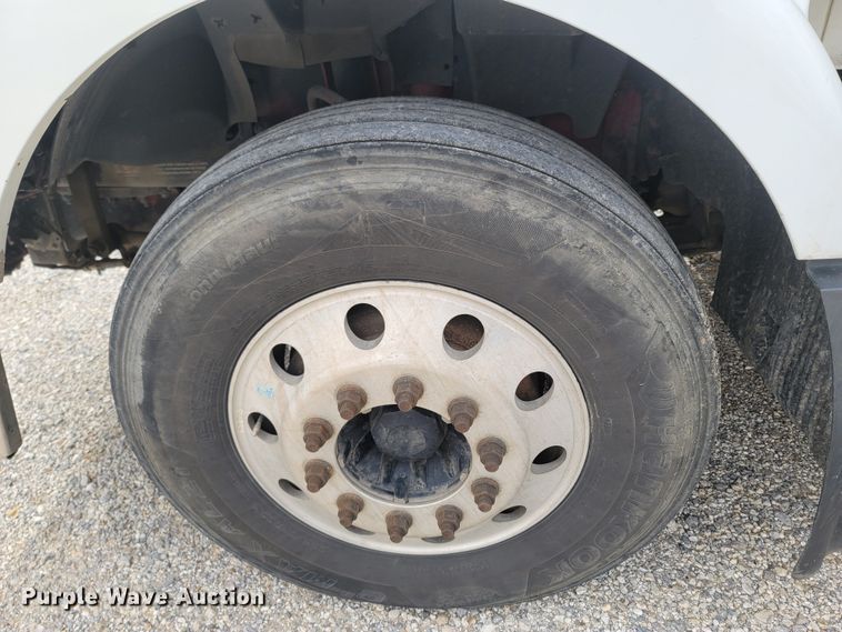 image for item ME9052 2012 Volvo VN  semi truck