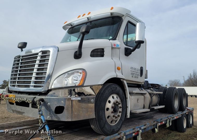 image for item ME9056 2011 Freightliner Cascadia  semi truck