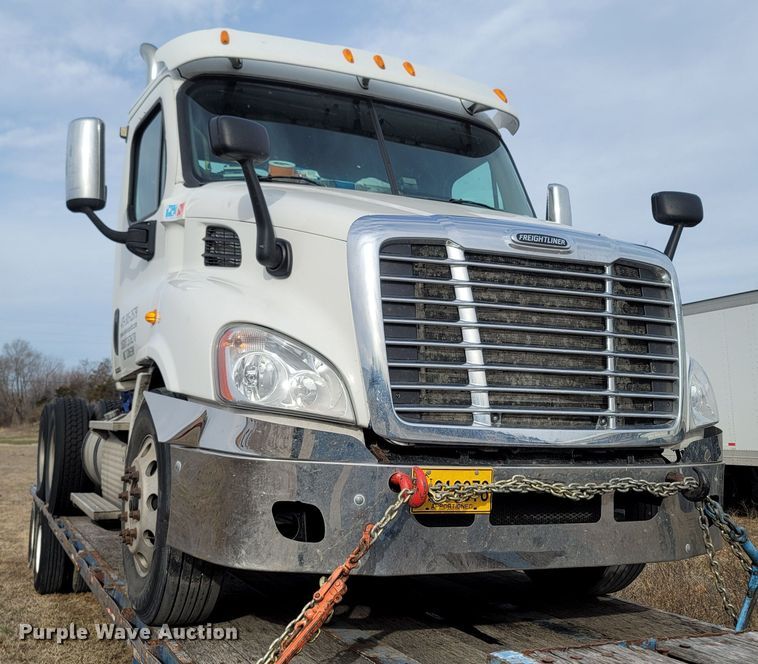 image for item ME9056 2011 Freightliner Cascadia  semi truck