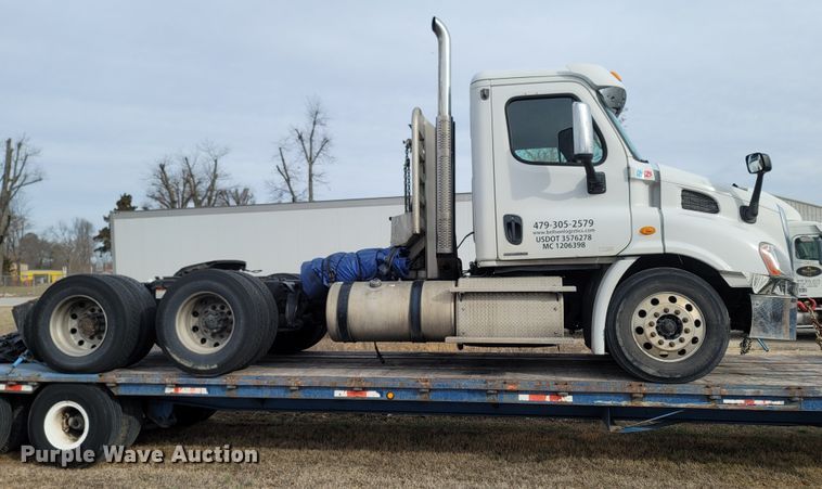 image for item ME9056 2011 Freightliner Cascadia  semi truck