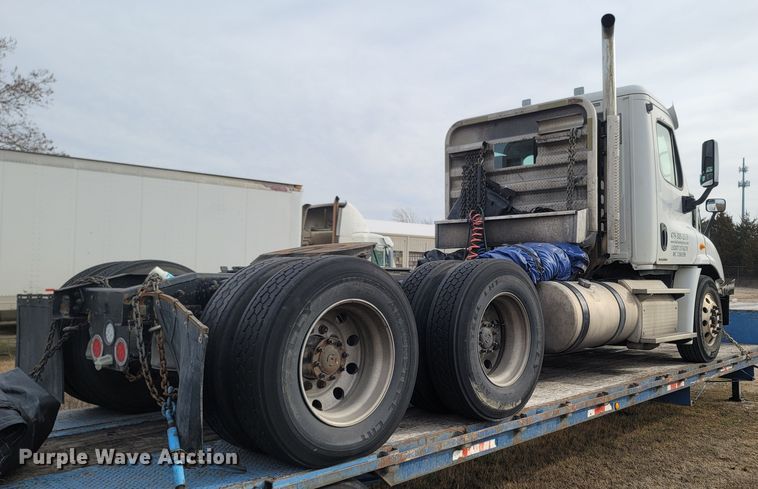 image for item ME9056 2011 Freightliner Cascadia  semi truck