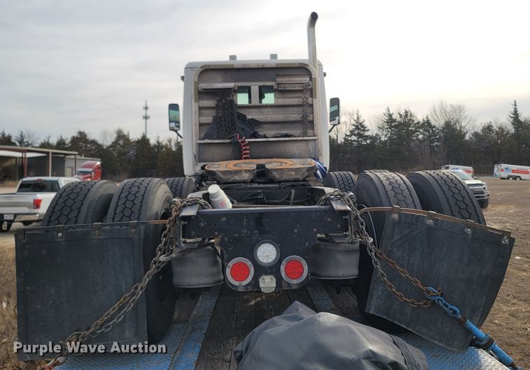 image for item ME9056 2011 Freightliner Cascadia  semi truck