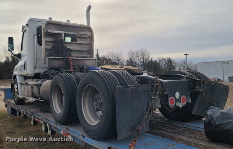 image for item ME9056 2011 Freightliner Cascadia  semi truck