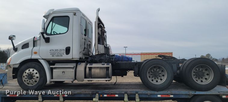 image for item ME9056 2011 Freightliner Cascadia  semi truck