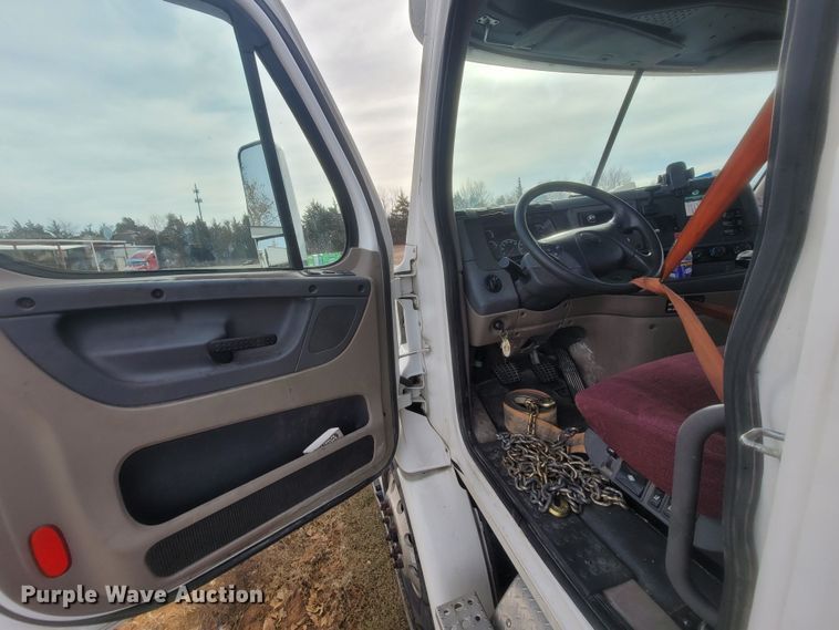 image for item ME9056 2011 Freightliner Cascadia  semi truck