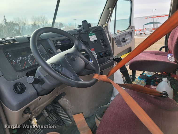 image for item ME9056 2011 Freightliner Cascadia  semi truck