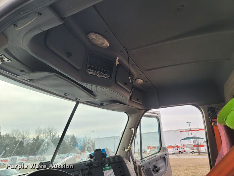 image for item ME9056 2011 Freightliner Cascadia  semi truck