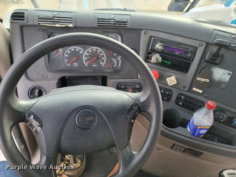 image for item ME9056 2011 Freightliner Cascadia  semi truck