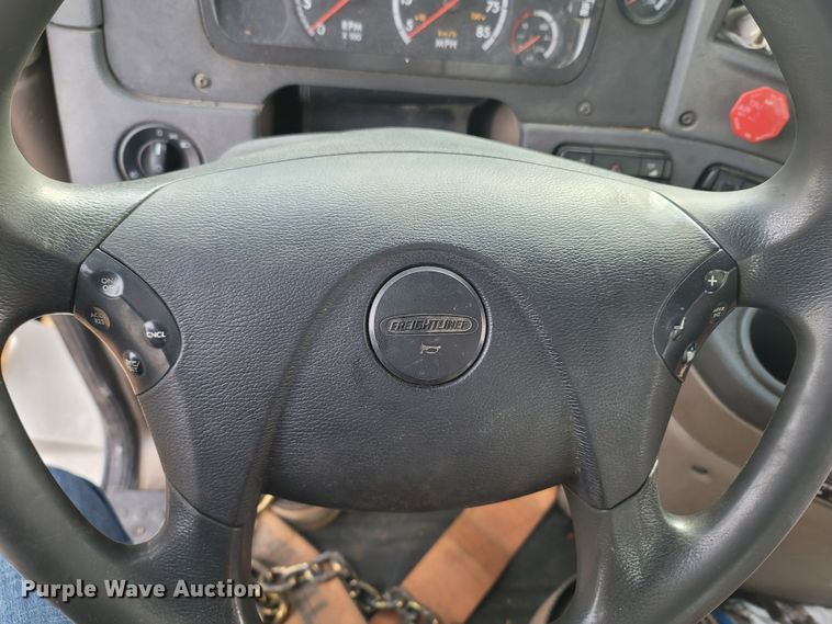 image for item ME9056 2011 Freightliner Cascadia  semi truck