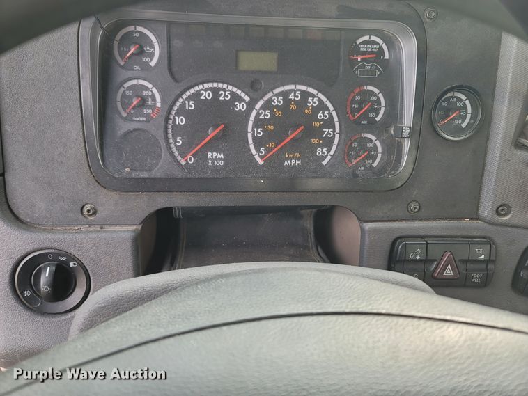 image for item ME9056 2011 Freightliner Cascadia  semi truck