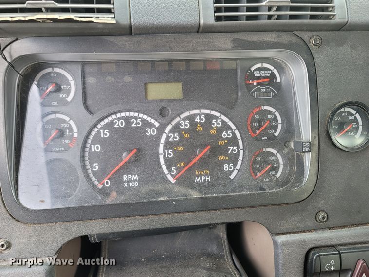 image for item ME9056 2011 Freightliner Cascadia  semi truck