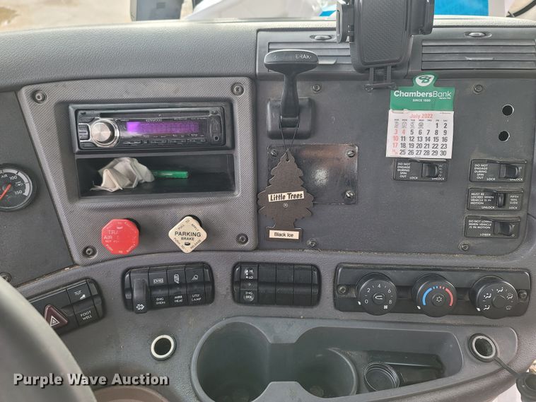 image for item ME9056 2011 Freightliner Cascadia  semi truck