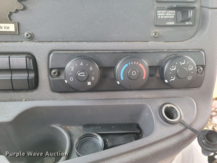 image for item ME9056 2011 Freightliner Cascadia  semi truck