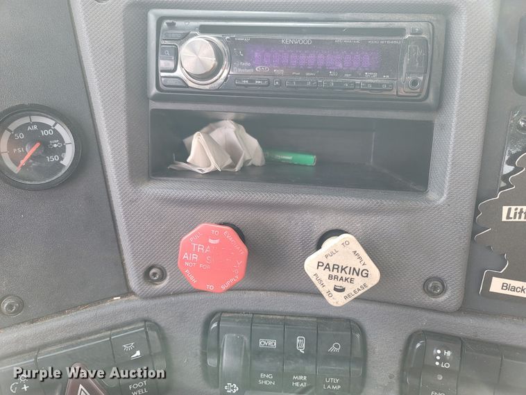 image for item ME9056 2011 Freightliner Cascadia  semi truck