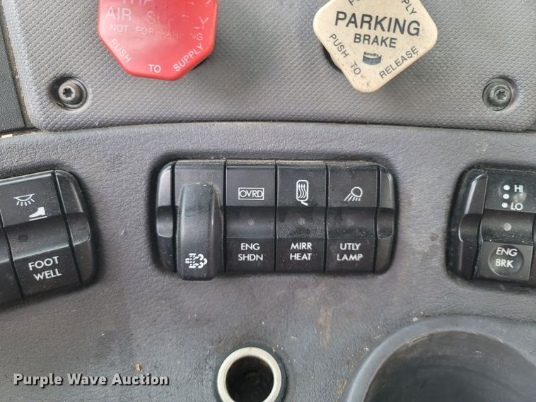 image for item ME9056 2011 Freightliner Cascadia  semi truck